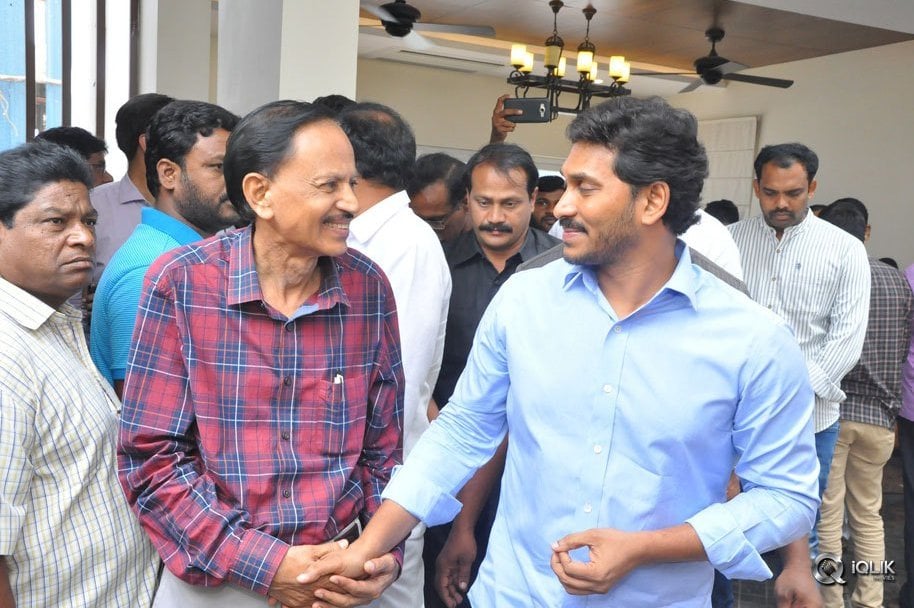 Celebs-Pay-Condolences-to-C-Narayana-Reddy